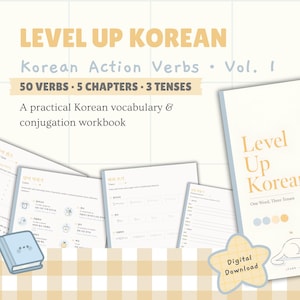 以下が含まれることがあります： 「Level Up Korean: Korean Action Verbs Vol. 1」というタイトルのデジタルワークブック。50の動詞、5つの章、3つの時制で構成されています。表紙には猫、本、花のイラストが描かれています。語彙や活用練習ができる内部ページが含まれています。