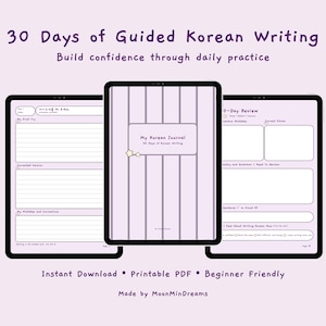 Puede incluir: Un diario digital titulado "30 Days of Guided Korean Writing" con un fondo morado claro. El diario se muestra en tres tabletas, con la tableta central mostrando la portada. La portada dice "My Korean Journal" e incluye una estrella.