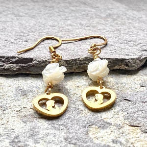 Our Lady mother of love earrings, gold earring pair, bridal jewelry, gift for her, catholic woman jewelry, white roses, Rosenkranz-Atelier image 7