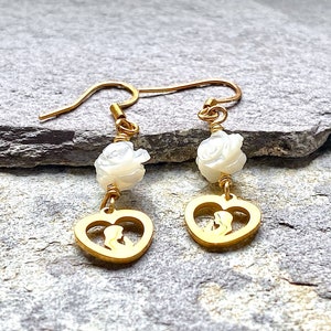 Our Lady mother of love earrings, gold earring pair, bridal jewelry, gift for her, catholic woman jewelry, white roses, Rosenkranz-Atelier image 4