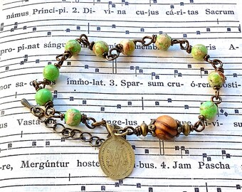 Katholisches Rosenkranz-Armband mit antiker Medaille aus Paris, Auspice Maria, ND des Malades, katholischer Schmuck, Bronze, Rosenkranz-Atelier