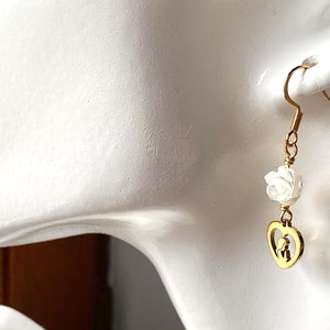 Our Lady mother of love earrings, gold earring pair, bridal jewelry, gift for her, catholic woman jewelry, white roses, Rosenkranz-Atelier image 3