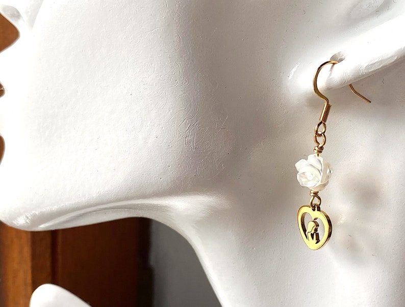 Our Lady mother of love earrings, gold earring pair, bridal jewelry, gift for her, catholic woman jewelry, white roses, Rosenkranz-Atelier image 3