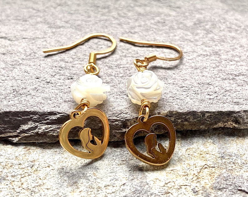 Our Lady mother of love earrings, gold earring pair, bridal jewelry, gift for her, catholic woman jewelry, white roses, Rosenkranz-Atelier image 1