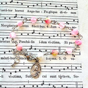 Saint Therese rosary bracelet, vintage 1980s medal, pink gemstones and pearl catholic prayer jewelry gift, confirmation, Rosenkranz-Atelier