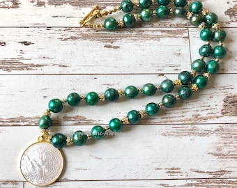 Saint Benedict protection medal pearl necklace, green pearl necklace, catholic woman gift, catholic jewelry, Rosenkranz-Atelier