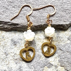 Our Lady mother of love earrings, gold earring pair, bridal jewelry, gift for her, catholic woman jewelry, white roses, Rosenkranz-Atelier image 5