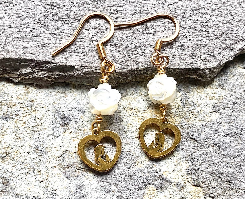 Our Lady mother of love earrings, gold earring pair, bridal jewelry, gift for her, catholic woman jewelry, white roses, Rosenkranz-Atelier image 5