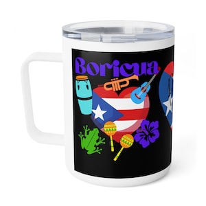 Puede incluir: Taza de viaje blanca con fondo negro y texto "Borícua" morado. La taza presenta una bandera puertorriqueña en forma de corazón con una rana verde, maracas, una trompeta, una guitarra y una flor de hibisco.