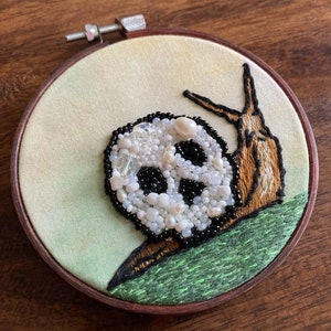 ビーズ刺繍 - 頭蓋骨とカタツムリ