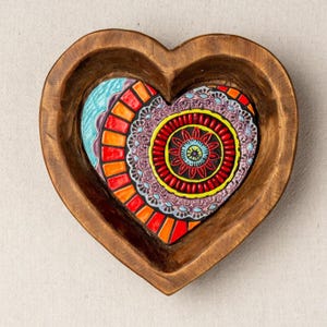 Arte de parede em cerâmica emoldurada com azulejos em formato de coração, feita à mão, 30 cm, PRONTA PARA ENVIO - Off Center Suzani