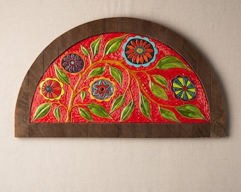 Könnte beinhalten: Eine halbkreisförmige Holzplakette mit rotem Hintergrund und einem stilisierten Blumendesign. Die Blumen sind in leuchtenden Farben bemalt, darunter Gelb, Grün, Blau, Rot und Orange.