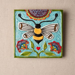 Handgjord kakelplatta med honungsbi, keramisk mosaikväggkonst, 20 cm fyrkantig kakelplatta: Winged Wonders-serien
