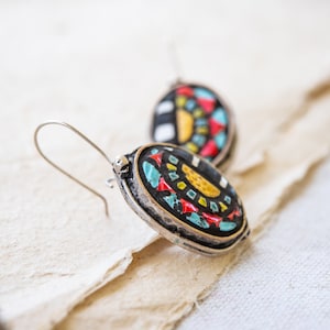 Pendientes llamativos, LISTOS PARA ENVIAR, Pendientes de tejas de arcilla, Pendientes coloridos, Regalo del día de la madre, Pendientes de flores, Global Folk Botanic