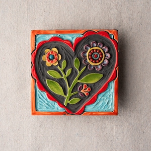 Arte de parede quadrada feita à mão em cerâmica e mosaico Happy Heart FEITA SOB ENCOMENDA por Romy e Clare