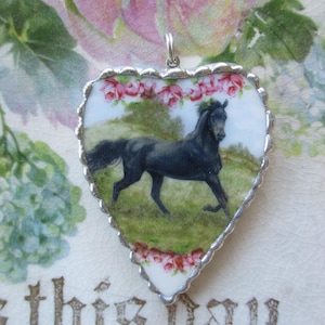 Pendentif coeur en Chine recyclée - Cheval noir, roses (chaîne incluse)