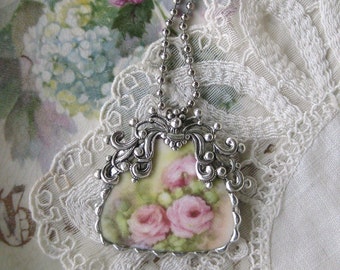 Porcelana rota y desgastada vintage - Rosas - Monedero victoriano - Bolso de mano - Colgante - Único