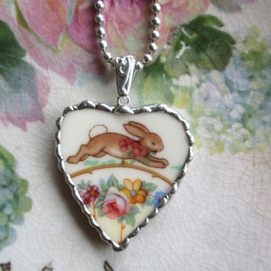 Vintage gebroken porseleinen harthanger ~ Sweet Leaping Bunnykins ~ hart ~ geüpcycled ~ konijn ~ konijn ~ knipbare ketting 30"
