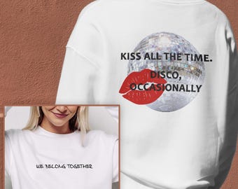 Besos todo el tiempo. Disco, ocasionalmente / Pertenecemos juntos / Mercancía de fans / Diseño frontal y trasero / Camiseta gráfica o de cuello redondo para cualquier talla