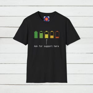 Op de afbeelding: Zwart T-shirt met een afbeelding van vijf batterijpictogrammen, de eerste vier zijn groen, geel en oranje, en de laatste is rood. De tekst "Vraag hier om ondersteuning" staat onder de batterijpictogrammen.