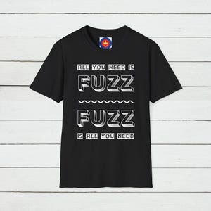 Koszulka „All You Need Is Fuzz”: Koszulka z grafiką dla muzyków