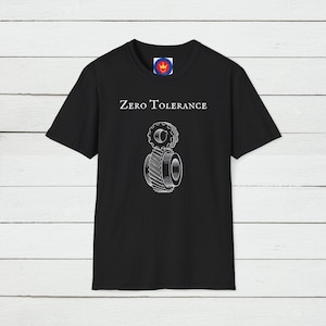 Puede incluir: Camiseta negra con texto blanco que dice "Zero Tolerance" y un gráfico de un conjunto de engranajes.