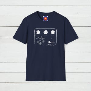 Puede incluir: Una camiseta azul marino con un gráfico blanco de un pedal de guitarra con el texto "Centaur" y perillas etiquetadas como "Gain", "Treble" y "Output".