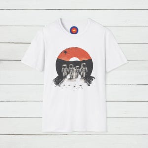 宇宙飛行士グラフィックTシャツ：ユニセックスレトロSFスペースシャツ