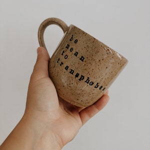 Taza de cerámica hecha a mano "Sé cruel con los transfóbicos" – Cerámica Queer