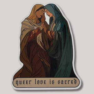 Puede incluir: Una pegatina con una ilustración de dos figuras con túnicas, tocándose la cabeza, con el texto "queer love is sacred" en una pancarta. Las figuras son en tonos marrón, dorado y verde azulado.