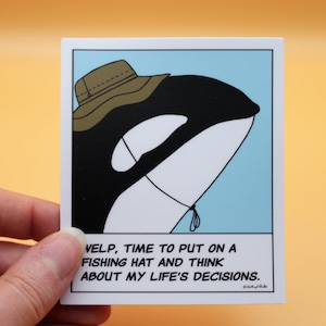 Pegatina: "Bien, es hora de ponerme un sombrero de pescador y pensar en las decisiones de mi vida". Orca contemplativa.