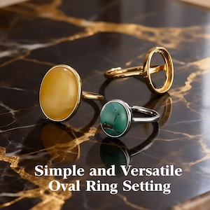 Op de afbeelding: Drie ringen met ovale zettingen worden getoond. Eén heeft een gouden band en een gele steen, een andere is een gouden ringzetting, en de derde heeft een zilveren band met een groene steen. De tekst luidt "Simple and Versatile Oval Ring Setting."