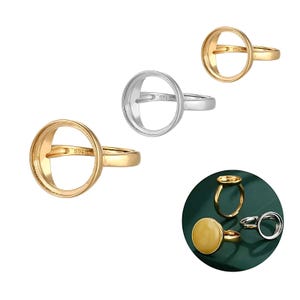Puede incluir: Tres anillos con engaste circular, dos en oro y uno en plata. Los anillos tienen una banda sencilla y un bisel redondo, perfectos para engarzar una piedra u otro adorno. Una imagen más pequeña muestra estilos de anillos adicionales.