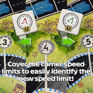 以下が含まれることがあります： 緑と茶色の背景のボードゲーム。ゲームには、3の速度制限標識、4の速度制限標識、5の速度制限標識が含まれています。また、時計の文字盤と-1と+1の数字が書かれた速度制限標識が2つあります。「Cover the corner speed limits to easily identify the new speed limit!」というテキストがボードに印刷されています。