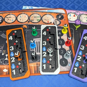 以下が含まれることがあります： ゲームボードとカラフルなゲームピースを備えたボードゲームのセットアップ。 ボードは、ゲージとダイヤルを備えた車のダッシュボードをテーマにしています。 オレンジ、白、紫の長方形のゲームピースがボードに配置され、それぞれに数字とスロットがあります。