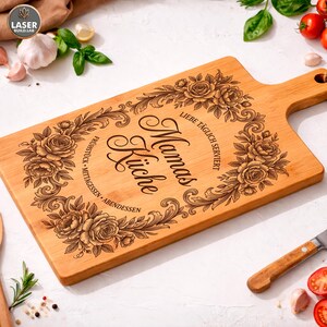 Lasergraviertes Küchenbrett für Mama mit Blumenornament und liebevollem Spruch
