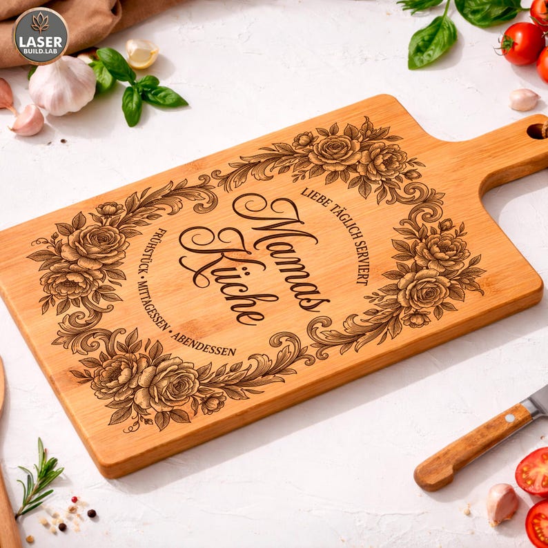 Lasergraviertes Küchenbrett für Mama mit Blumenornament und liebevollem Spruch