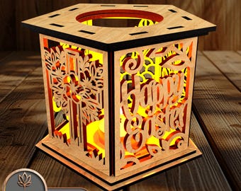 Puede incluir: Conjunto de cinco portavelas de madera con un diseño cortado con láser. El diseño presenta una cruz, flores y las palabras "Feliz Pascua".