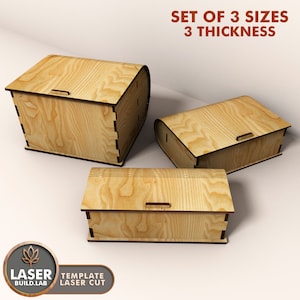Puede incluir: Conjunto de tres cajas de madera de diferentes tamaños. Las cajas tienen tapas y están hechas de madera clara. El texto "SET OF 3 SIZES 3 THICKNESS" está en la parte superior de la imagen.