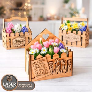 Può includere: Tre fioriere in legno con disegni tagliati al laser. Una scatola ha un ritaglio a forma di cuore e un cartello con la scritta "AMAZING, LOVING, STRONG, HAPPY, SELFLESS, GRACEFUL". Le altre due scatole hanno le parole "Mothers" e "HOME MOM".