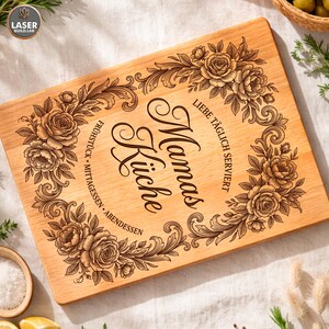 Servierbrett aus Holz mit Mamas Küche Gravur und dekorativen Rosen Details