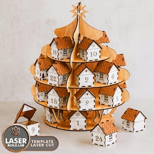 Può includere: Un calendario dell'Avvento in legno a forma di albero di Natale, con piccole casette numerate. Le case hanno tetti marroni e pareti bianche. L'albero ha una stella e il testo "LASER BUILD.LAB TEMPLATE LASER CUT".