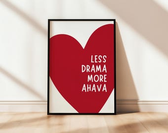 Ahava-muurkunst | Joodse poster | Minder drama Meer Ahava | Huisdecoratie Israël, afdrukbaar rood hart, grappige joodse typografieprint, trendy Hebreeuws