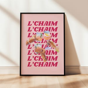 L'CHAIM | ヘブライ語の壁アート、イスラエルのホームデコレーション、ミニマリストのユダヤ人の印刷可能なポスター、人生を笑って生きる、タイポグラフィプリント、Mazel Tovの波状、ピンク