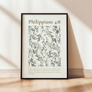 Può includere: Una stampa incorniciata con sfondo bianco e un motivo di foglie verdi. La stampa presenta il testo "Filippesi 4:8" e una citazione dal versetto biblico.