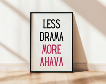 Minder drama Meer Ahava | Hebreeuwse muurkunst, woondecoratie Israël, minimalistische joodse afdrukbare poster, grappige jood typografieprint, statement roze