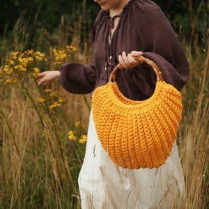 Crochet shell bag with bamboo handles