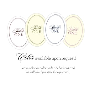 Op de afbeelding: Vier ovale tafelkaarten met de woorden "Table ONE" in sierlijke letters. Elke kaart heeft een andere kleur rand en achtergrond. De tekst hieronder luidt "Color available upon request!"