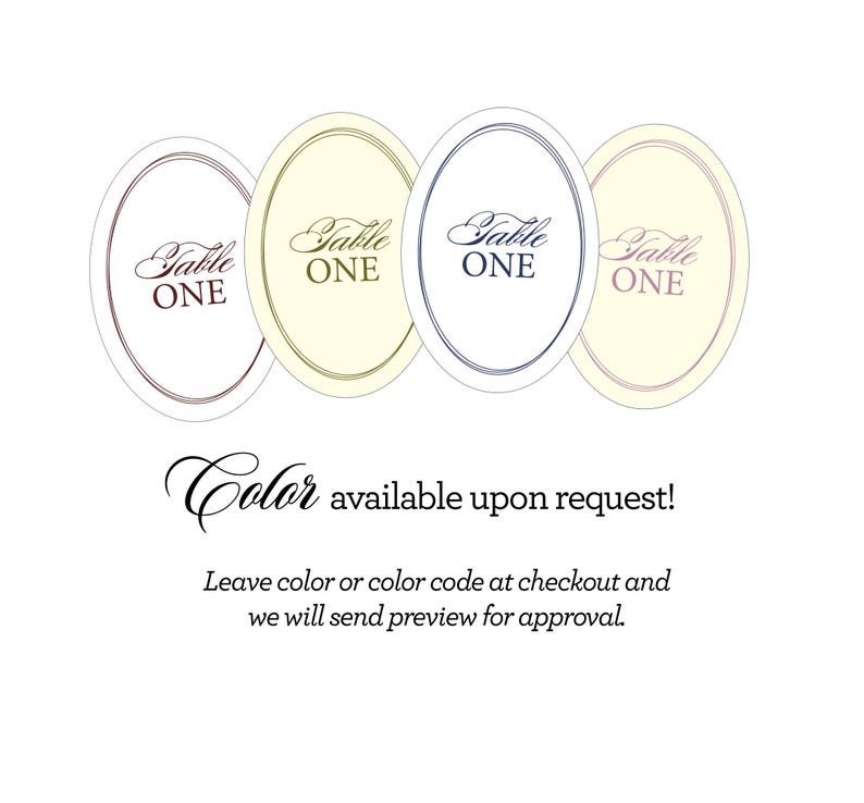 Op de afbeelding: Vier ovale tafelkaarten met de woorden "Table ONE" in sierlijke letters. Elke kaart heeft een andere kleur rand en achtergrond. De tekst hieronder luidt "Color available upon request!"