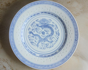 Plato de porcelana vintage con diseño de dragón de cinco garras en azul y blanco con grano de arroz de China